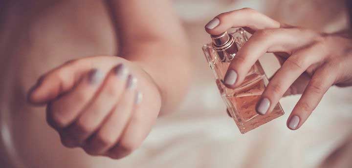 تست عطر روی مچ دست